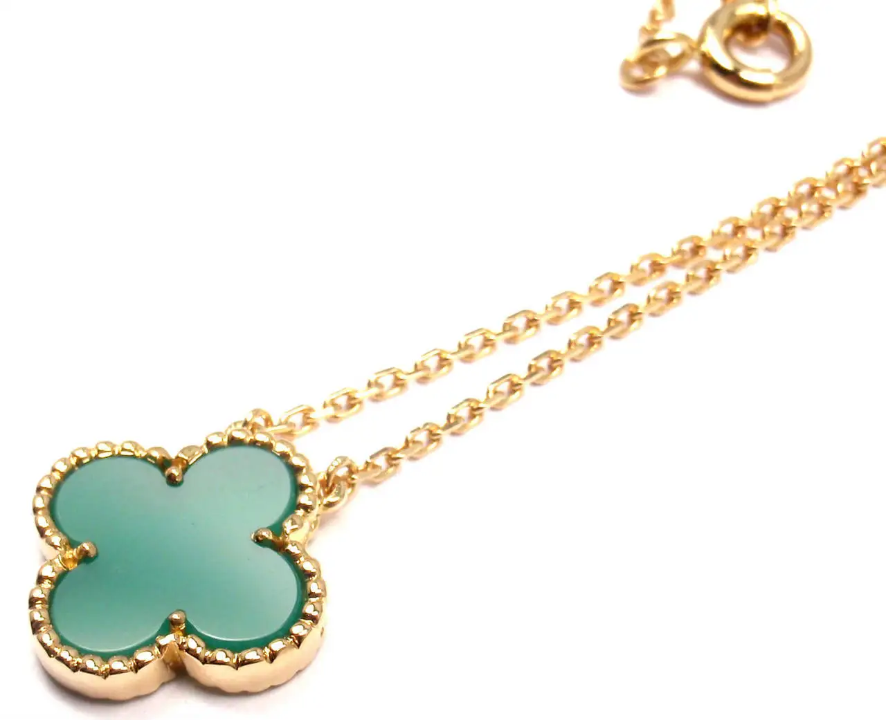 Van Cleef & Arpels Vintage Alhambra pendant Green Chalcedony 18 Karat Yellow Gold Necklace