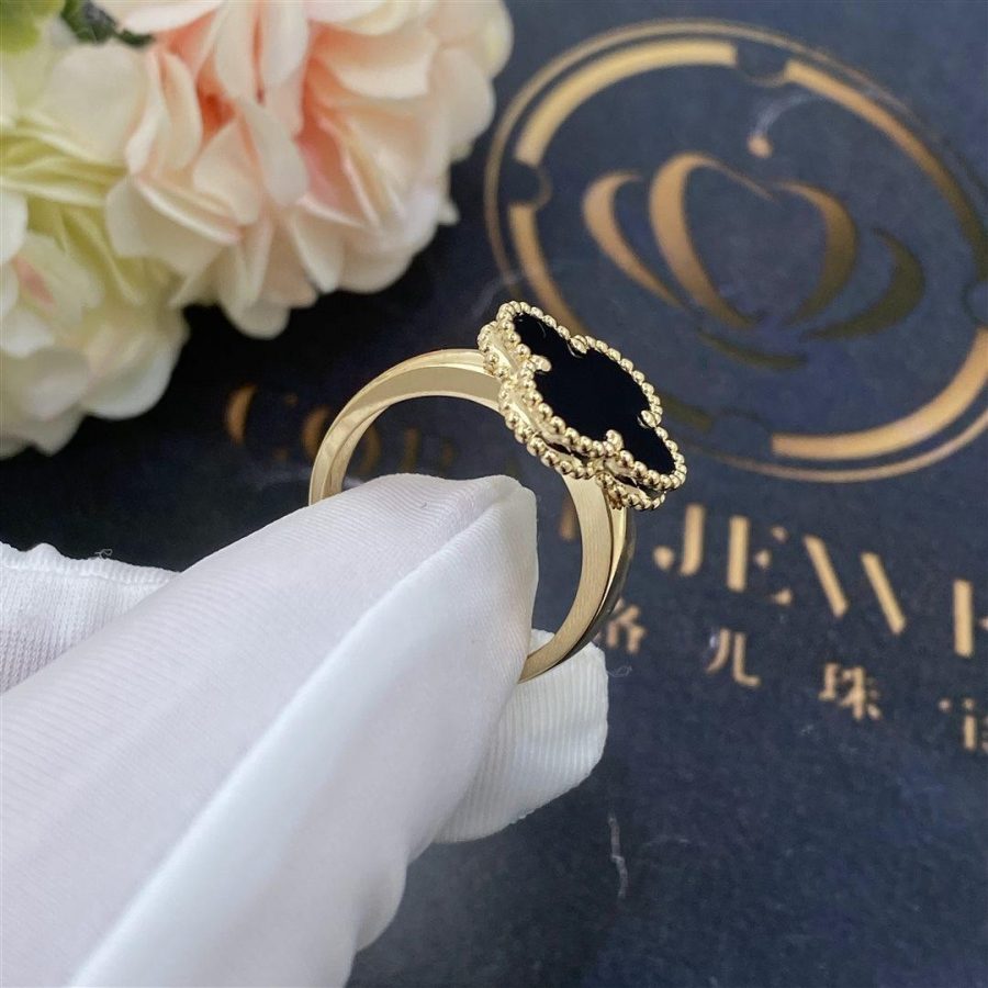 Van Cleef Arpels Vintage Alhambra ring Yellow gold, Onyx