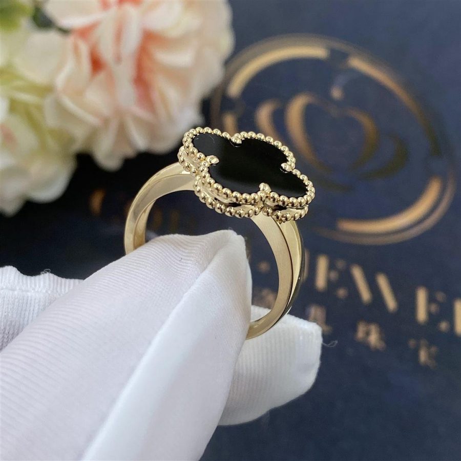 Van Cleef Arpels Vintage Alhambra ring Yellow gold, Onyx