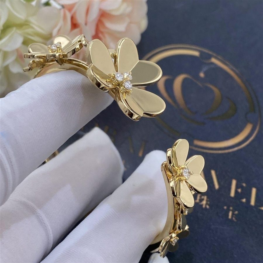 Van Cleef Arpels Frivole bracelet, 7 flowers, Yellow gold, Diamond VCARP6L200