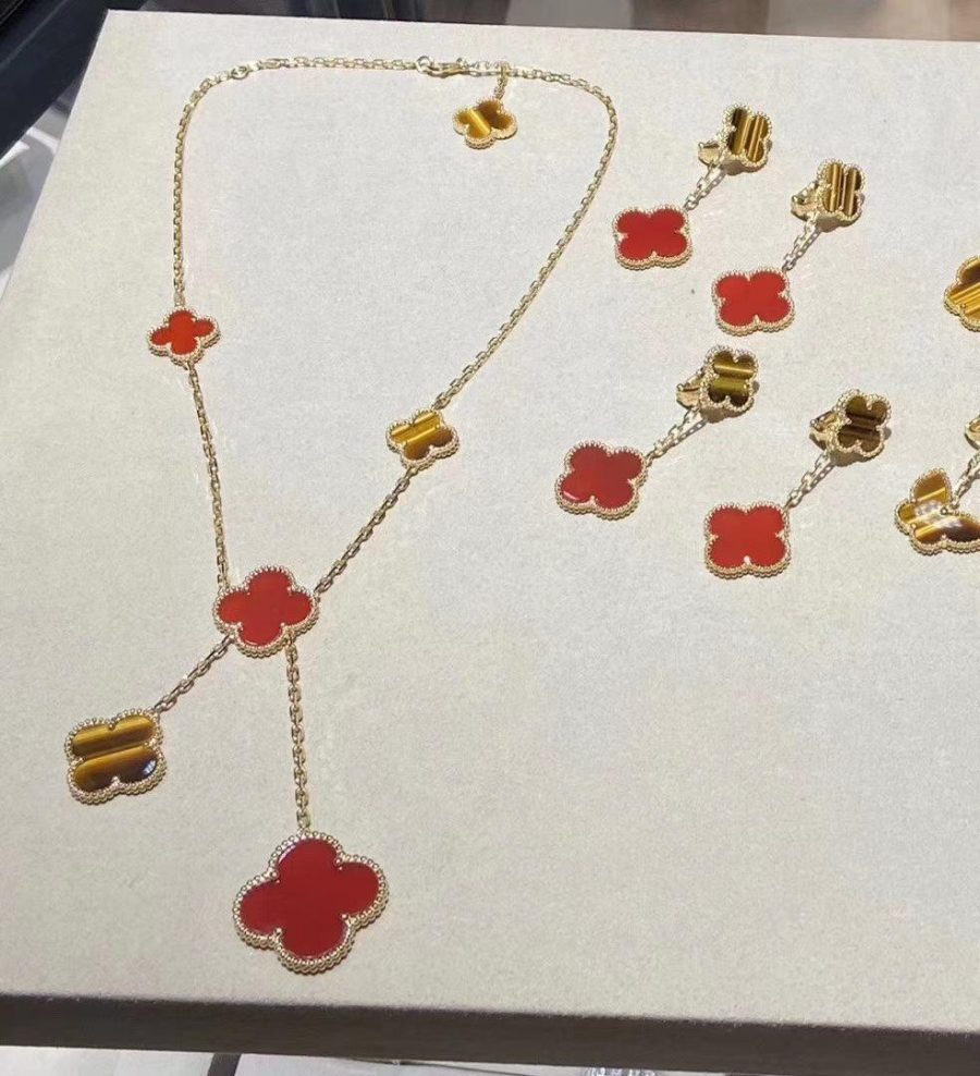 Van Cleef & Arpels Magic Alhambra necklace, 6 motifs Yellow gold, Carnelian, Tiger Eye VCARN5JP00