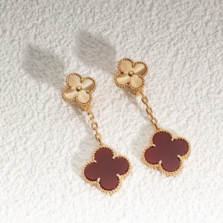 van-cleef-arpels-magic-alhambra-earrings-2-motifs-rose-gold-carnelian-vcarp7rq00