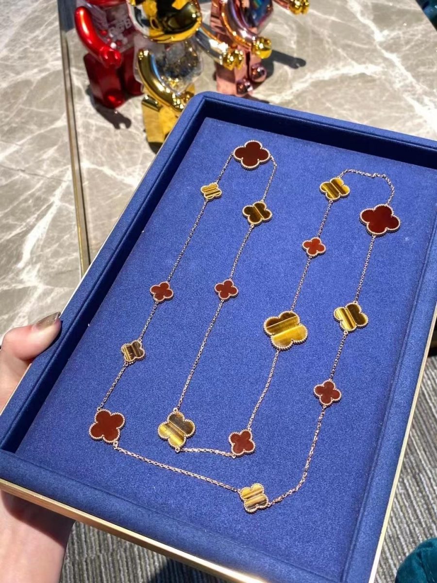 Van Cleef & Arpels Magic Alhambra long necklace, 16 motifs Yellow gold, Carnelian, Tiger Eye VCARN5JO00