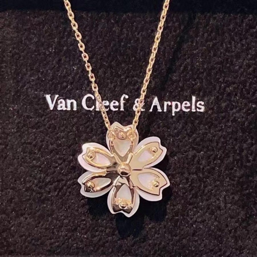 Van Cleef & Arpels Rose De Noël Pendant, Mini Model Yellow Gold, Diamond, Mother Of Pearl Vcarp7t000 (1)