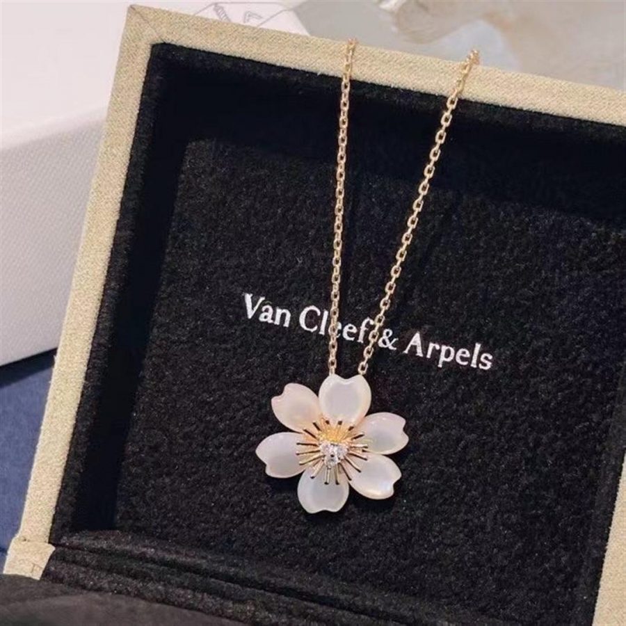 Van Cleef & Arpels Rose De Noël Pendant, Mini Model Yellow Gold, Diamond, Mother Of Pearl Vcarp7t000 (2)