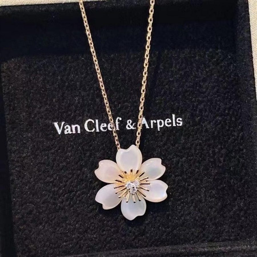 Van Cleef & Arpels Rose De Noël Pendant, Mini Model Yellow Gold, Diamond, Mother Of Pearl Vcarp7t000 (3)