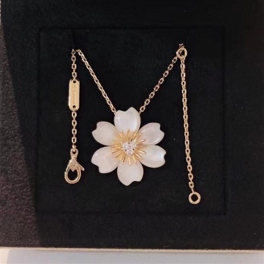 Van Cleef & Arpels Rose De Noël Pendant, Mini Model Yellow Gold, Diamond, Mother Of Pearl Vcarp7t000 (4)