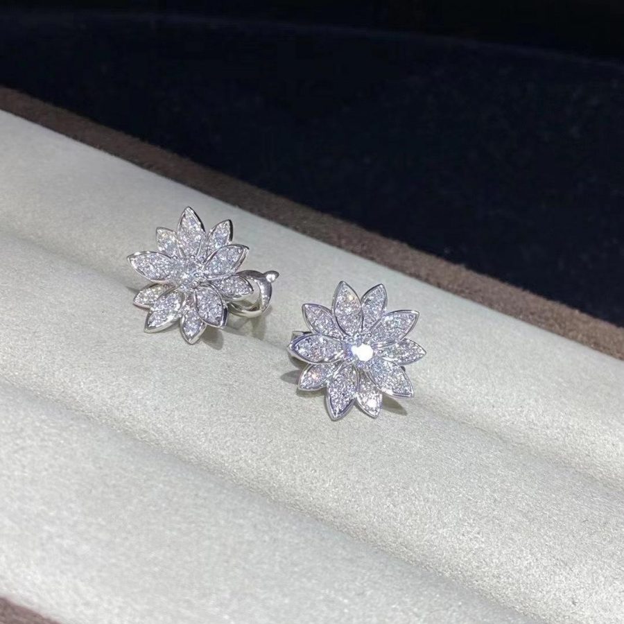 Van Cleef & Arpels Lotus earrings, small model White gold, Diamond VCARO96B00