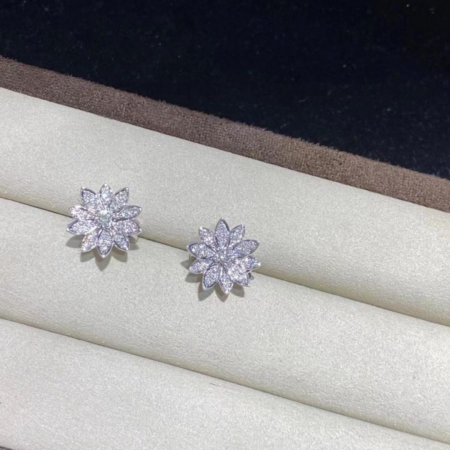 Van Cleef & Arpels Lotus earrings, small model White gold, Diamond VCARO96B00