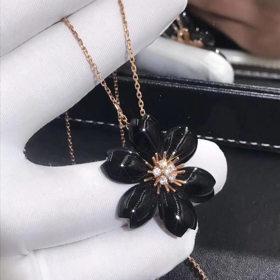 Van Cleef & Arpels Rose de Noël clip pendant, small model Yellow gold, Diamond, Onyx VCARO9B100