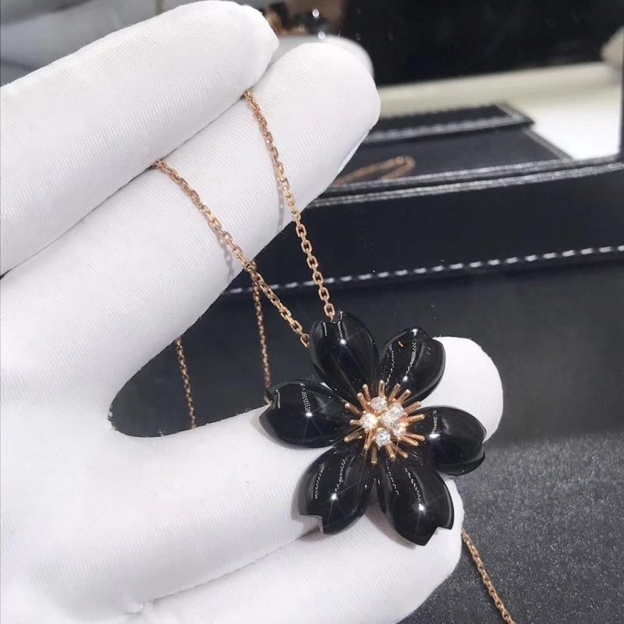 Van Cleef & Arpels Rose de Noël clip pendant, small model Yellow gold, Diamond, Onyx VCARO9B100