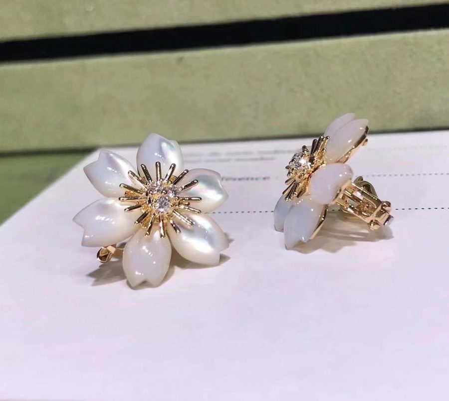 Van Cleef & Arpels Rose de Noël earrings, mini model Yellow gold, Diamond, Mother-of-pearl VCARP7RV00