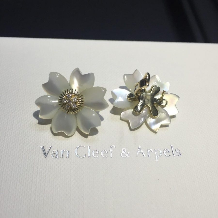 Van Cleef & Arpels Rose de Noël earrings, small model Yellow gold, Diamond, Mother-of-pearl VCARA55600