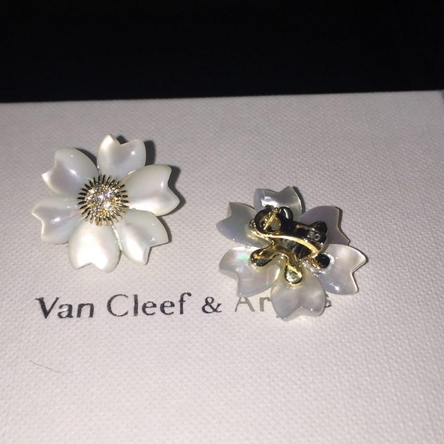 Van Cleef & Arpels Rose de Noël earrings, small model Yellow gold, Diamond, Mother-of-pearl VCARA55600