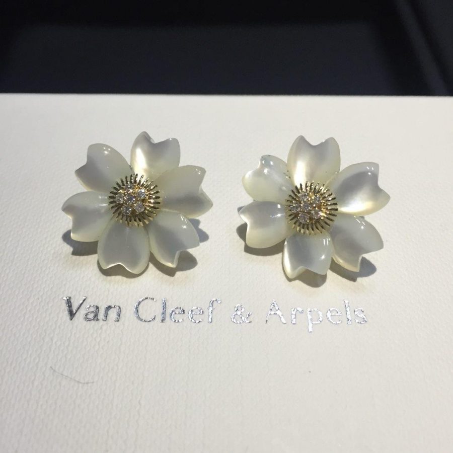 Van Cleef & Arpels Rose de Noël earrings, small model Yellow gold, Diamond, Mother-of-pearl VCARA55600