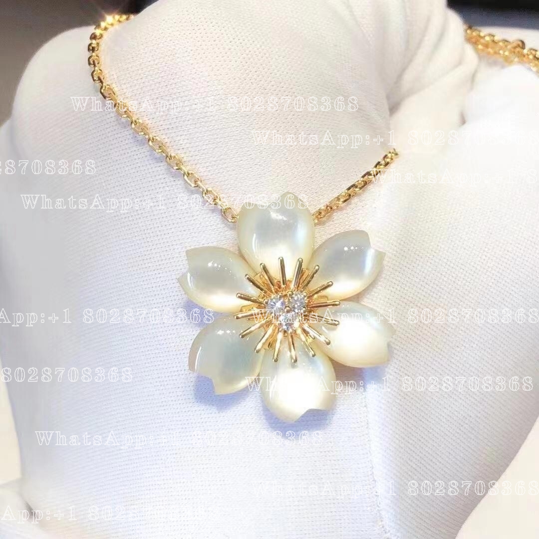 Van Cleef & Arpels Rose de Noël pendant, mini model Yellow gold, Diamond, Mother-of-pearl VCARP7T000