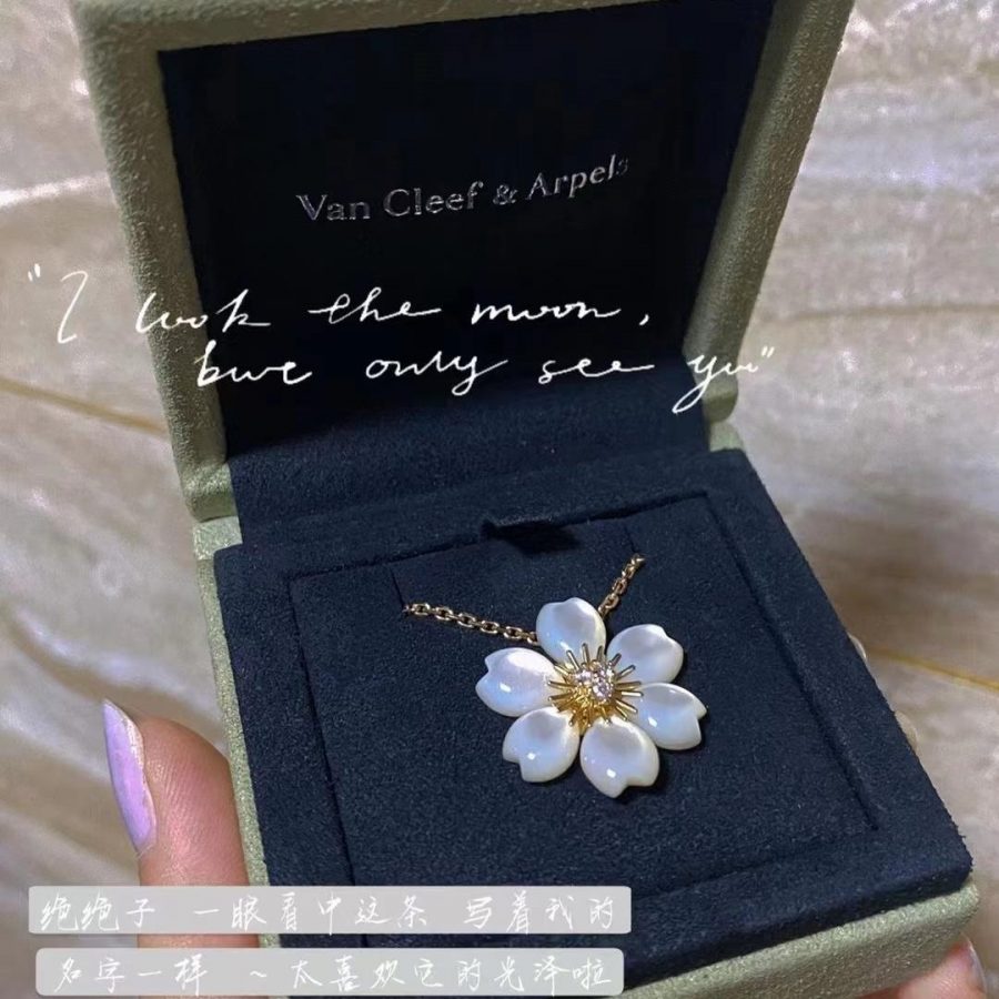 Van Cleef & Arpels Rose de Noël pendant, mini model Yellow gold, Diamond, Mother-of-pearl VCARP7T000