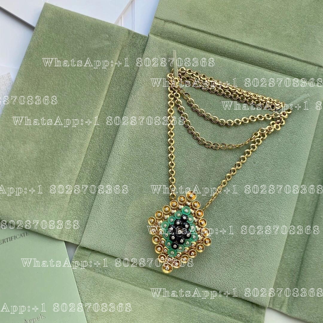 Van Cleef & Arpels Bouton d'or pendant and detachable clip Yellow gold, Chrysoprase, Diamond, Onyx VCARO9MU00