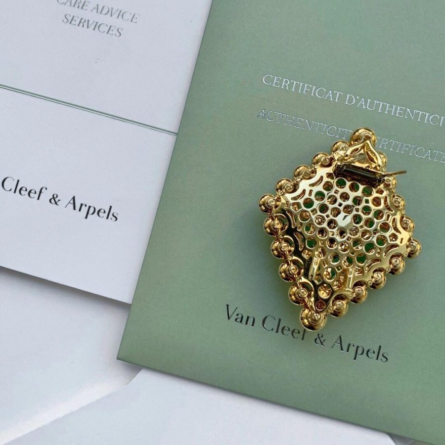 Van Cleef & Arpels Bouton d'or pendant and detachable clip Yellow gold, Chrysoprase, Diamond, Onyx VCARO9MU00