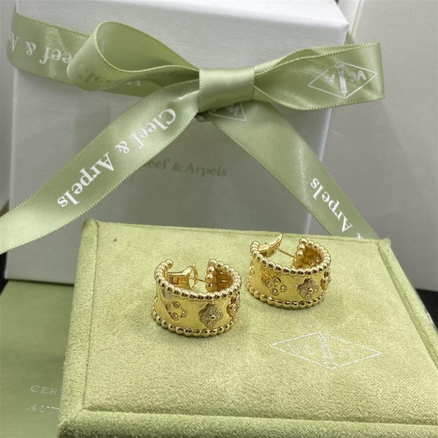 Van Cleef & Arpels Perlée clovers hoop earrings Yellow gold, Diamond VCARO3YE00