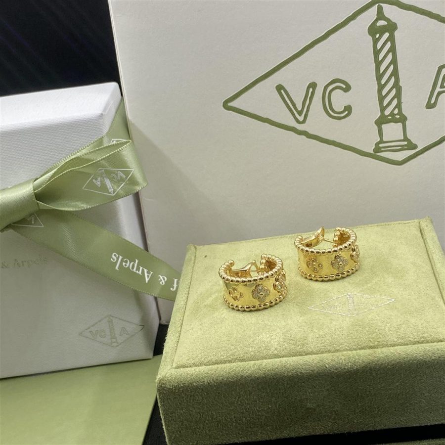 Van Cleef & Arpels Perlée clovers hoop earrings Yellow gold, Diamond VCARO3YE00