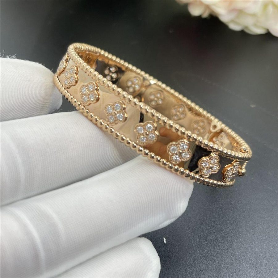 Van Cleef & Arpels Perlée clovers bracelet, Rose gold, Diamond VCARO25N00