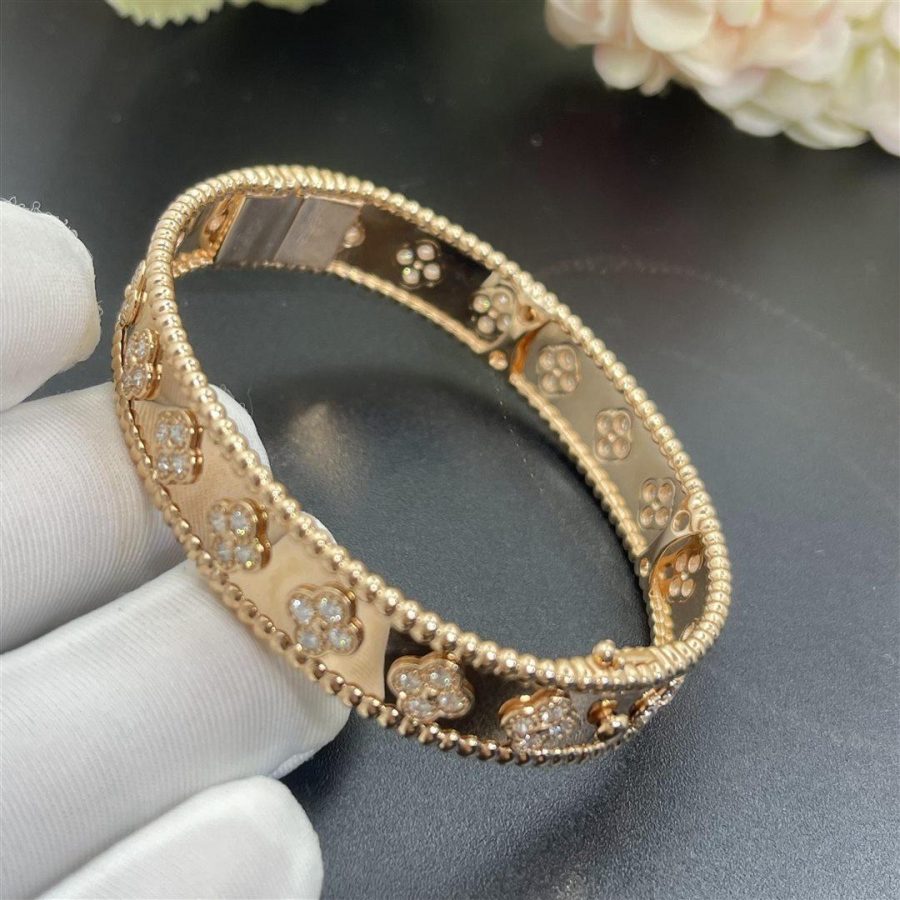 Van Cleef & Arpels Perlée clovers bracelet, Rose gold, Diamond VCARO25N00