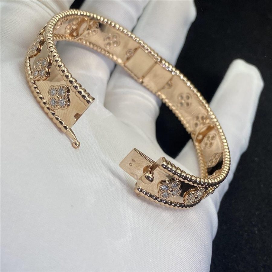 Van Cleef & Arpels Perlée clovers bracelet, Rose gold, Diamond VCARO25N00