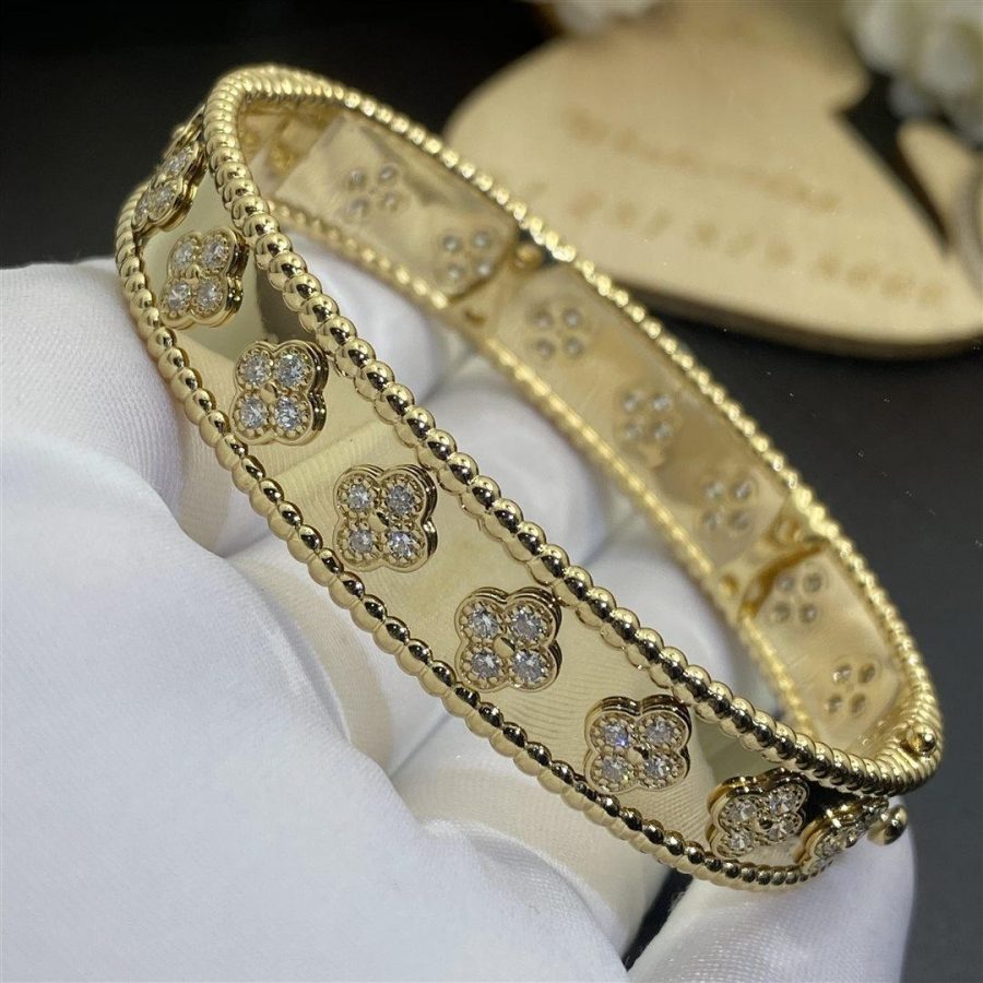 Van Cleef & Arpels Perlée clovers bracelet, Yellow gold, Diamond VCARO56300