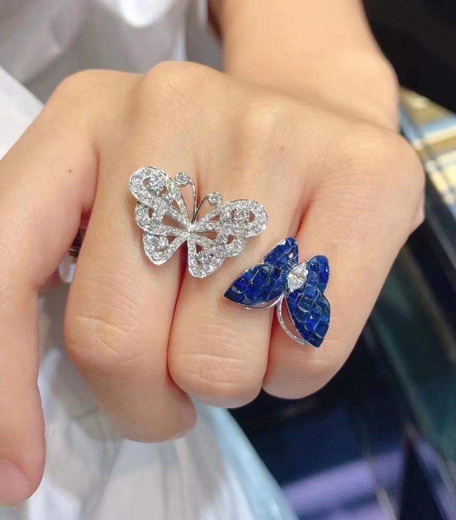 Van Cleef & Arpels Flying Butterfly Between the Finger Ring, White gold, Mystery Set sapphires VCARF27200