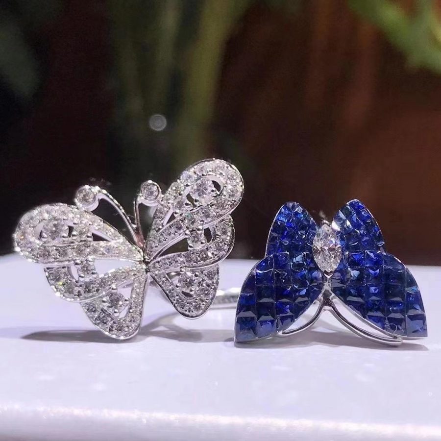 Van Cleef & Arpels Flying Butterfly Between the Finger Ring, White gold, Mystery Set sapphires VCARF27200