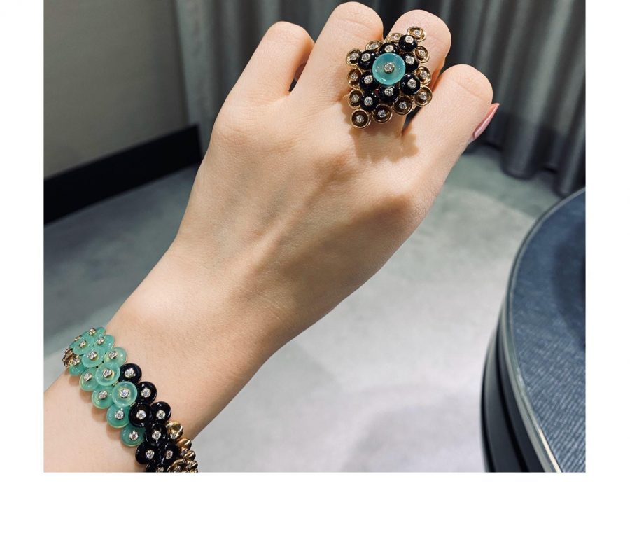 van-cleef-arpels-bouton-dor-bracelet-yellow-gold-chrysoprase-diamond-onyx-vcaro6w300