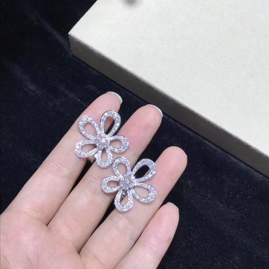 Van Cleef & Arpels Flowerlace earrings White gold, Diamond VCARP05100