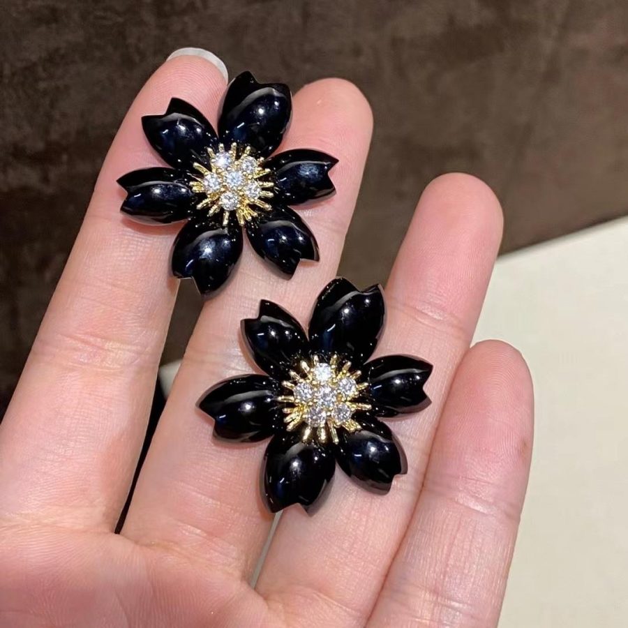 Van Cleef & Arpels Rose de Noël earrings, small model Yellow gold, Diamond, Onyx VCARO9B200