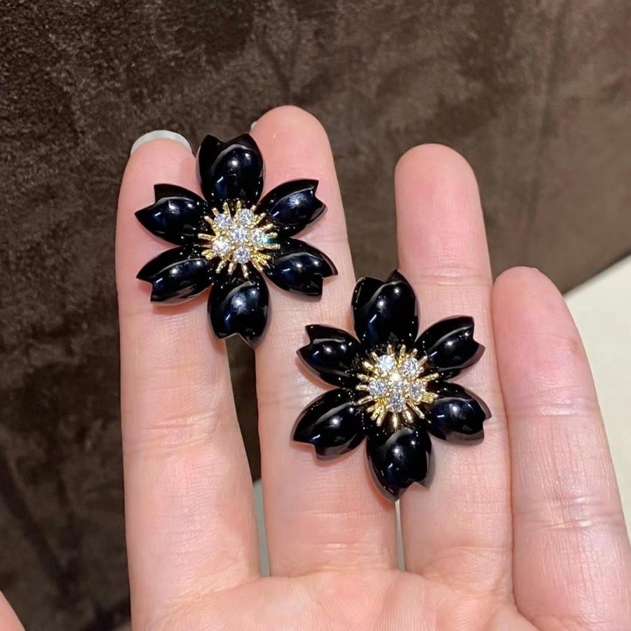 Van Cleef & Arpels Rose de Noël earrings, small model Yellow gold, Diamond, Onyx VCARO9B200