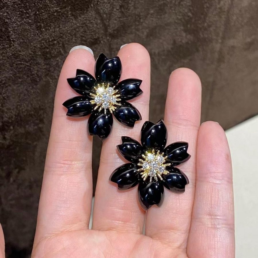 Van Cleef & Arpels Rose de Noël earrings, small model Yellow gold, Diamond, Onyx VCARO9B200