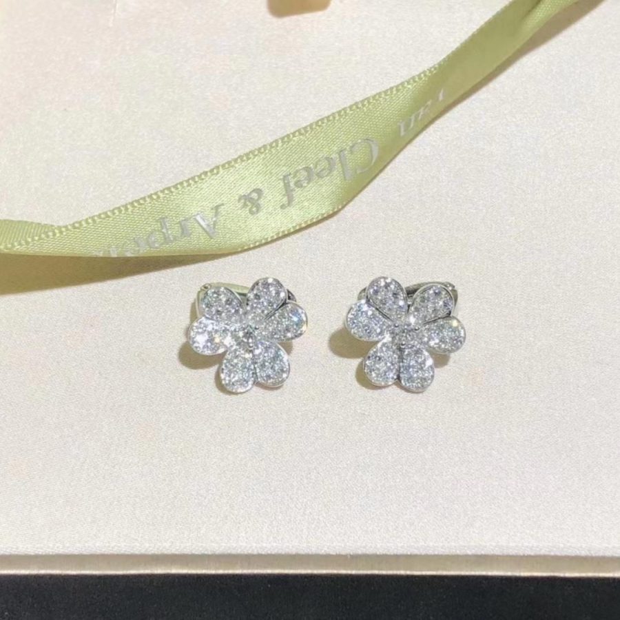 Van Cleef & Arpels Frivole earrings, small model White gold, Diamond VCARB65800