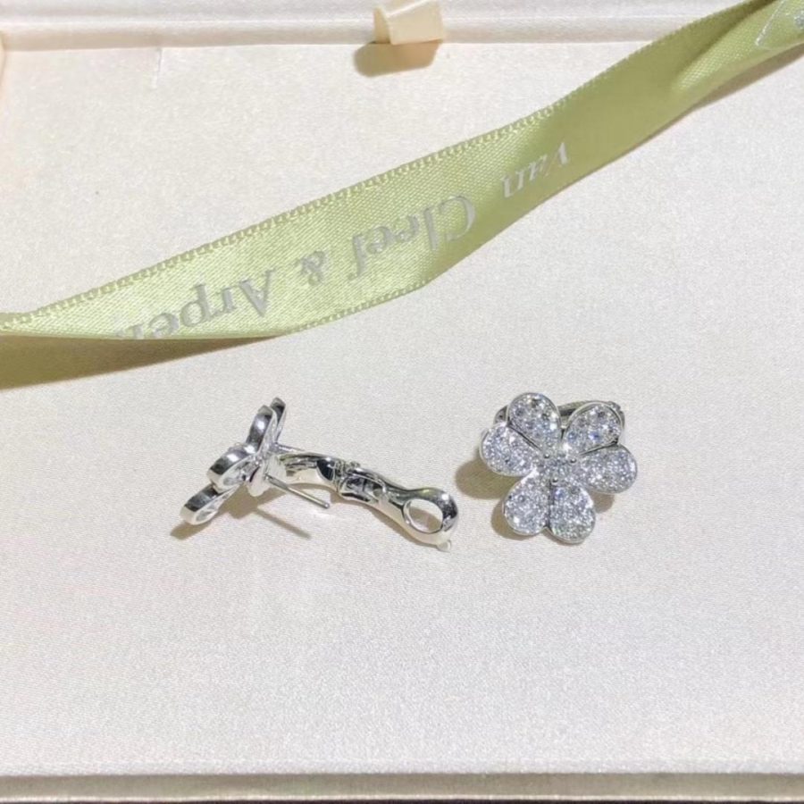 Van Cleef & Arpels Frivole earrings, small model White gold, Diamond VCARB65800