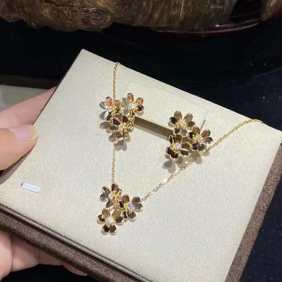 Van Cleef & Arpels Frivole earrings, 3 flowers, mini model Yellow gold, Diamond VCARP2DV00