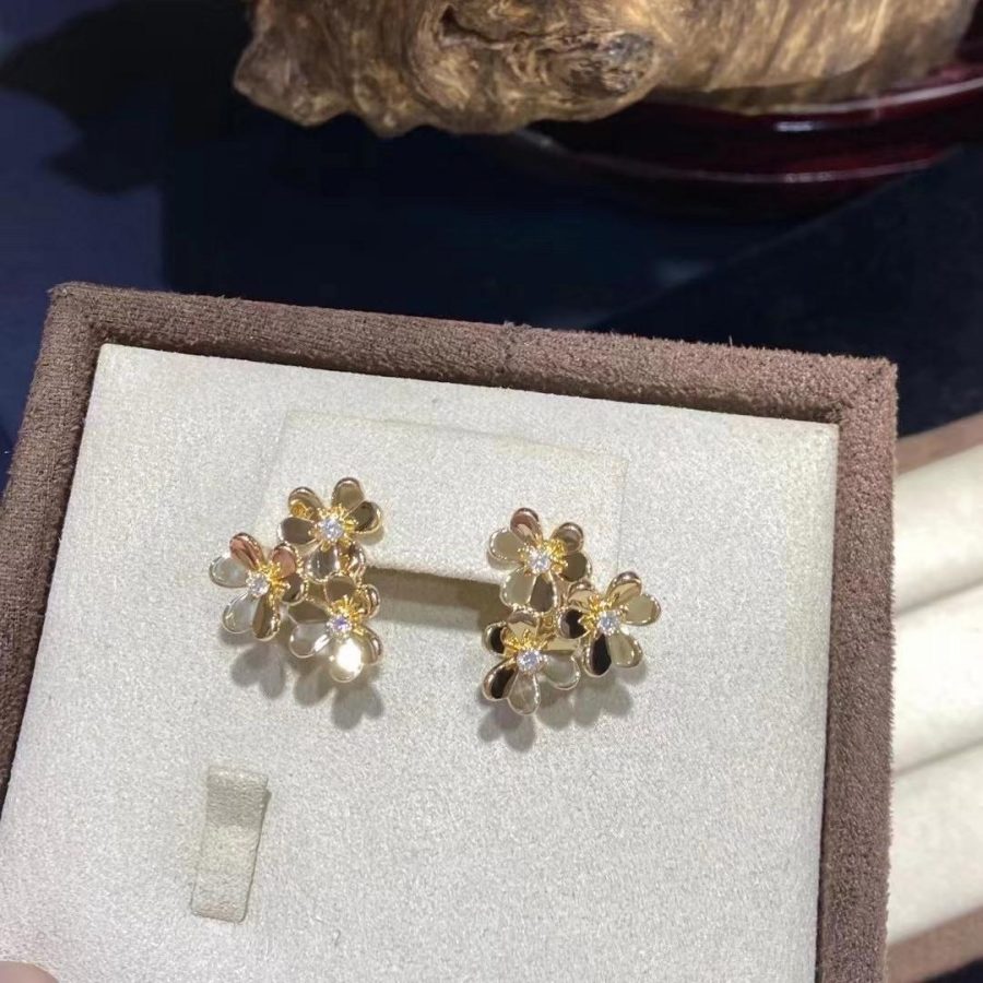 van-cleef-arpels-frivole-earrings-3-flowers-mini-model-yellow-gold-diamond-vcarp2dv00