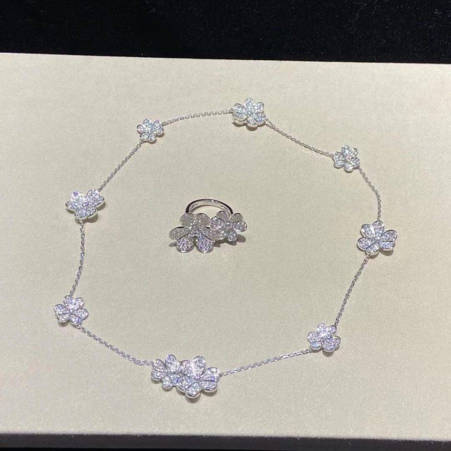 Van Cleef & Arpels Frivole necklace, 9 flowers White gold, Diamond VCARN25400