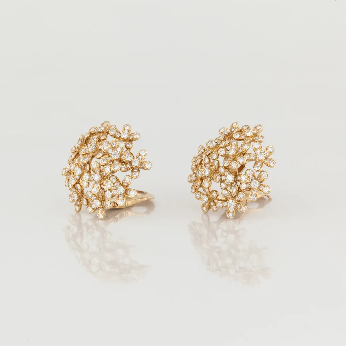 Van Cleef & Arpels Socrate Earclips Diamond Yellow Gold VCARB14100