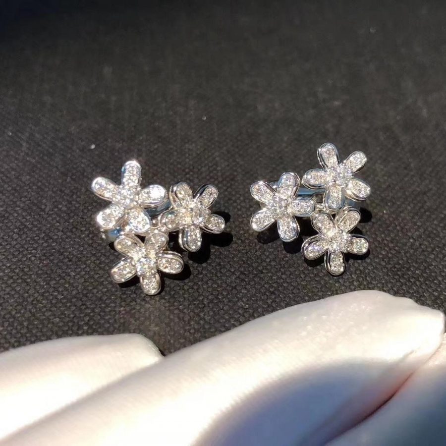 Van Cleef & Arpels Socrate earrings, 3 flowers White gold, Diamond VCARB14300