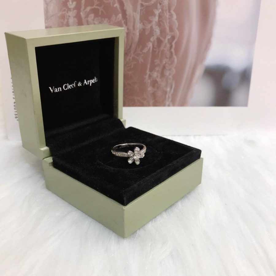 Van Cleef & Arpels Socrate ring, 1 flower White gold, Diamond VCARD23700