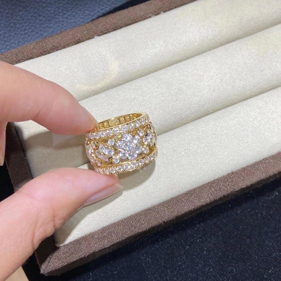 Van Cleef & Arpels Snowflake Diamond ring Yellow gold, VCARO3RV00