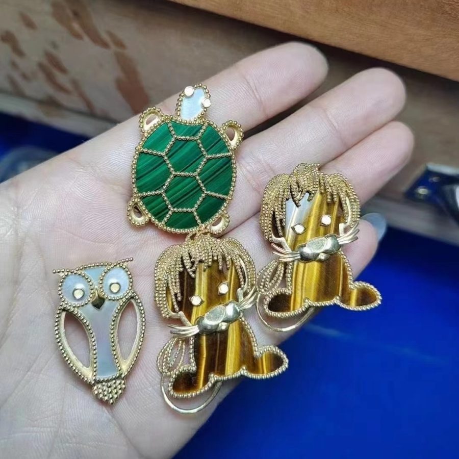 Van Cleef & Arpels Lucky Animals Turtle clip Yellow gold, Malachite, Mother-of-pearl, Onyx VCARP5LK00