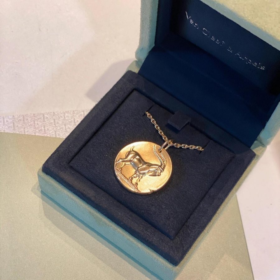 van-cleef-arpels-zodiaque-medal-capricorni-capricorn-yellow-gold-vcarp7sr00